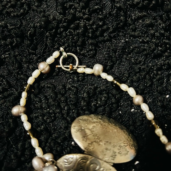Elegant Pearl and Locket Necklace - Picture 3 of 4
